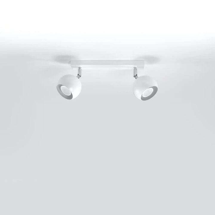 Luminaire plafonnier blanc éteint, vue rapprochée