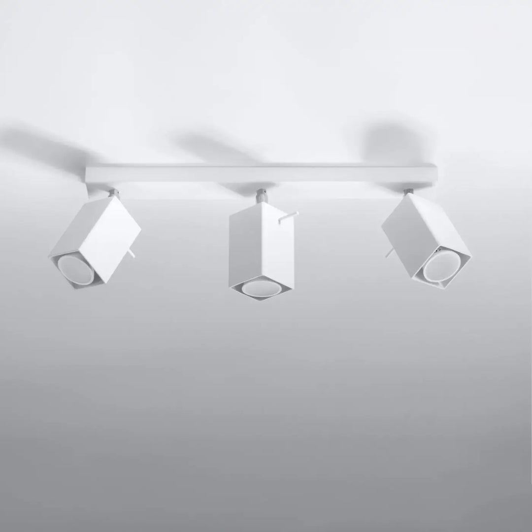 Luminaire plafonnier blanc éteint, vue rapprochée