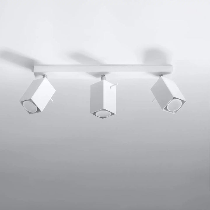 Luminaire plafonnier blanc éteint, vue rapprochée