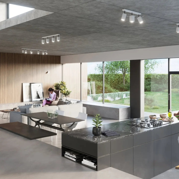 Luminaire plafonnier blanc dans une cuisine contemporaine
