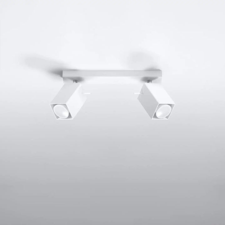 Luminaire plafonnier blanc éteint, vue rapprochée