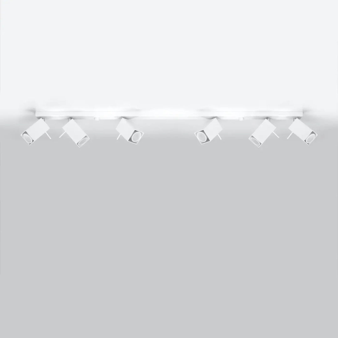 Luminaire plafonnier blanc éteint, vue rapprochée
