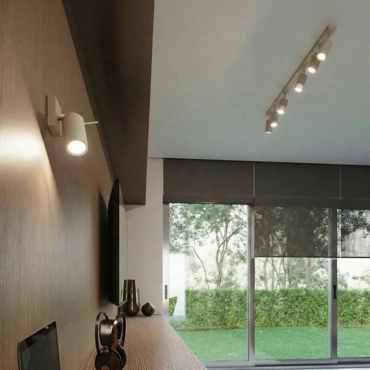 Plafonnier Ring taupe à rampe de spots orientables dans un intérieur contemporain