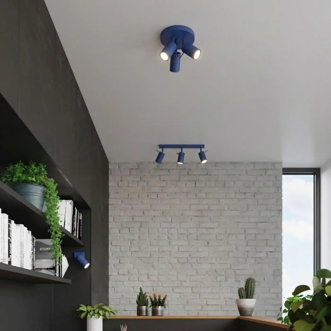 Plafonnier Ring outremer à spots orientables groupés dans un intérieur contemporain
