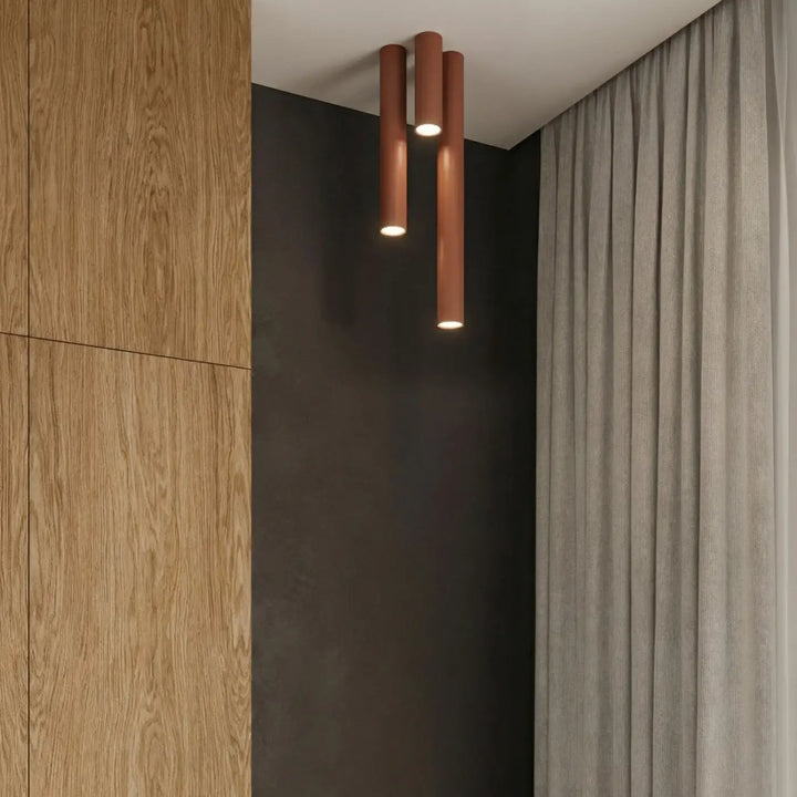 Luminaire Plafonnier ocre rouge allumée, vue rapprochée