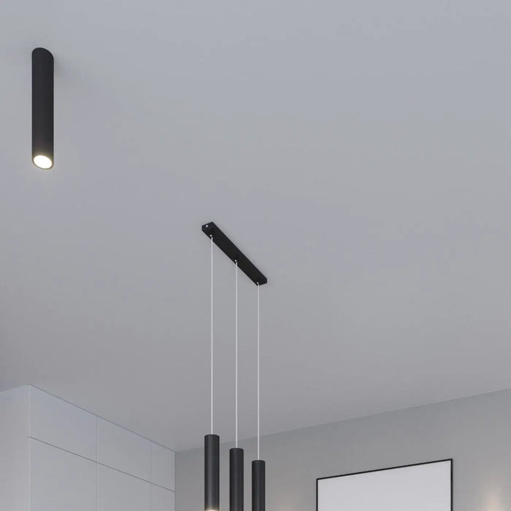 Luminaire Plafonnier noir allumée, vue rapprochée
