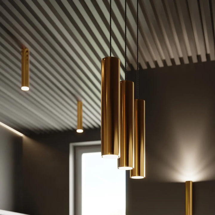 Luminaire Plafonnier or poli dans un intérieur contemporain
