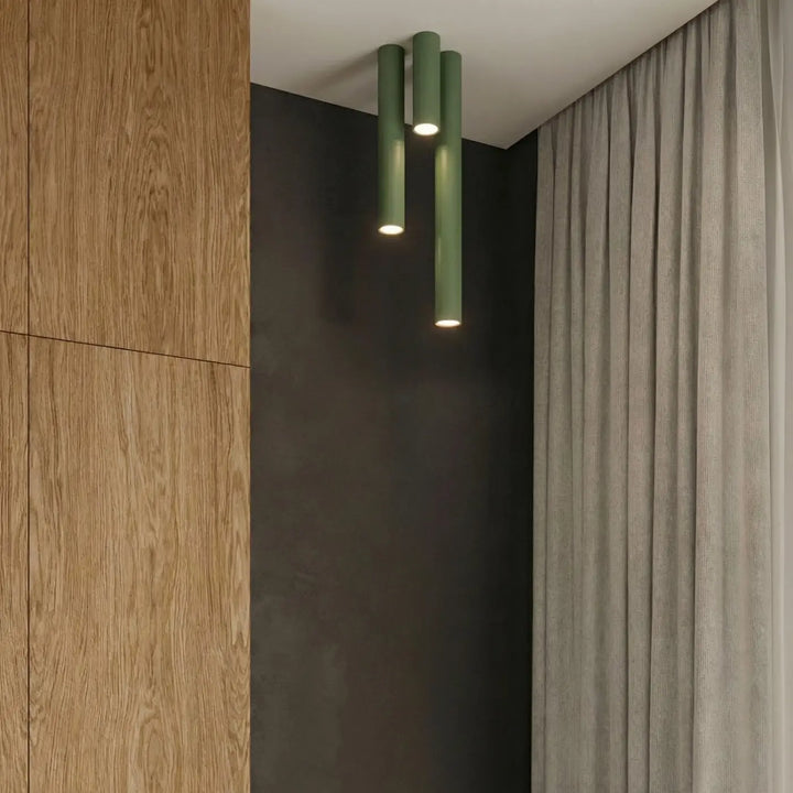 Luminaire Plafonnier vert olive allumée, vue rapprochée