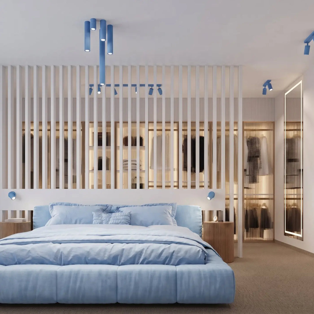 Plafonnier tube Karbon bleu azur dans un intérieur contemporain