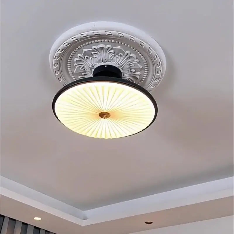 Plafonnier vintage en verre plissé et bois foncé au style intemporel