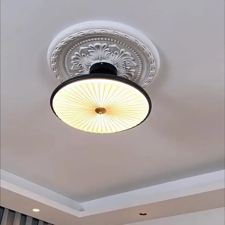 Plafonnier vintage en verre plissé et bois foncé au style intemporel