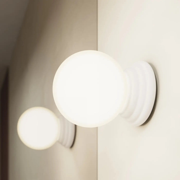 Plafonnier ZORI blanc avec globe en verre dépoli sphérique pour une lampe ZORI belle décoration aux qualités esthétiques