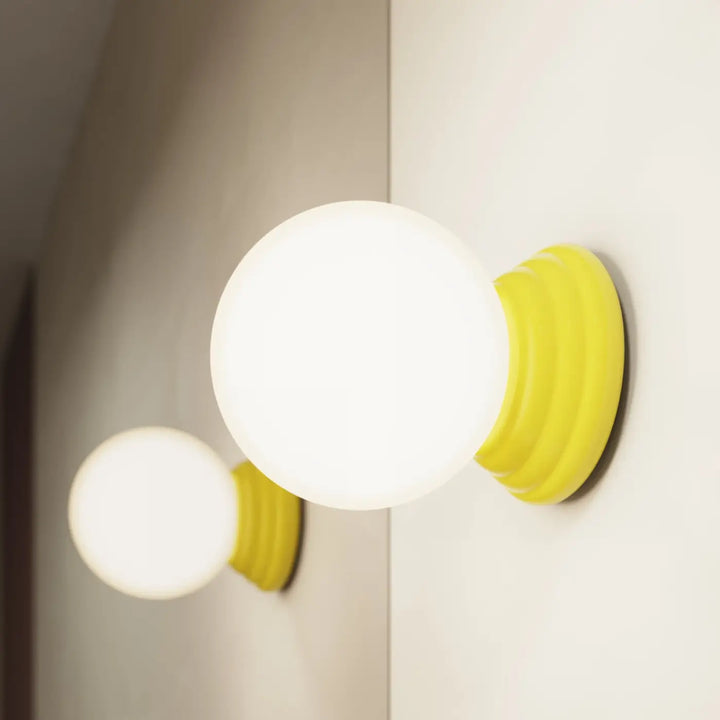 Plafonnier lampe zori jaune avec globe en verre dépoli et base striée concentrique pour belle décoration