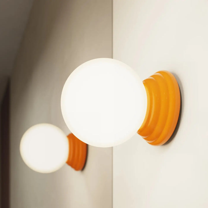 Plafonnier zori orange ip44 lampe zori sphérique orange et blanc avec base côtelée pour belle décoration et qualités esthétiques