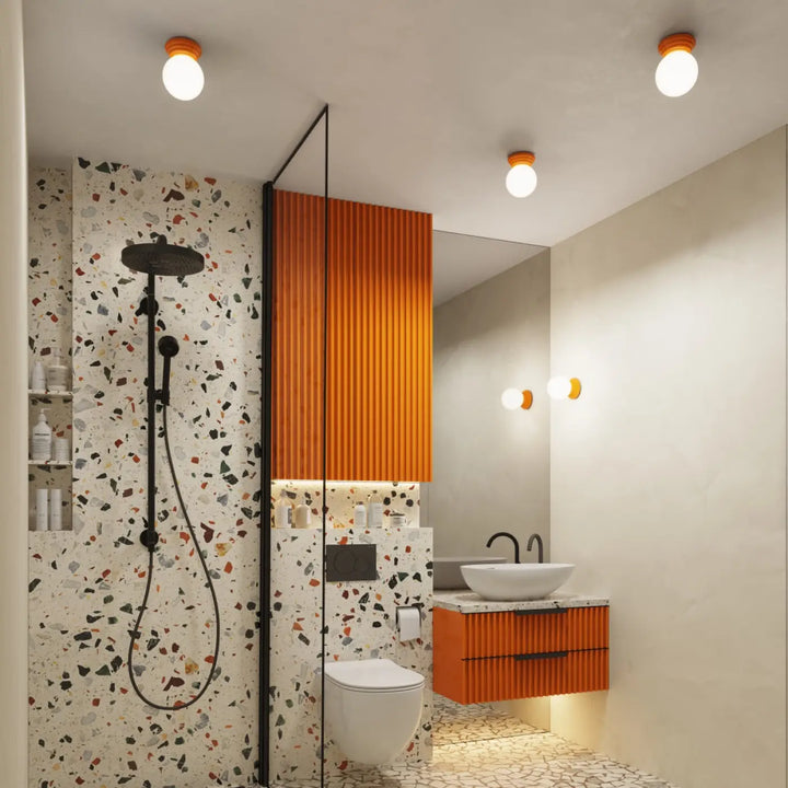 Lampe zori plafonnier orange avec vanité à lattes et quincaillerie noire pour une belle décoration aux qualités esthétiques