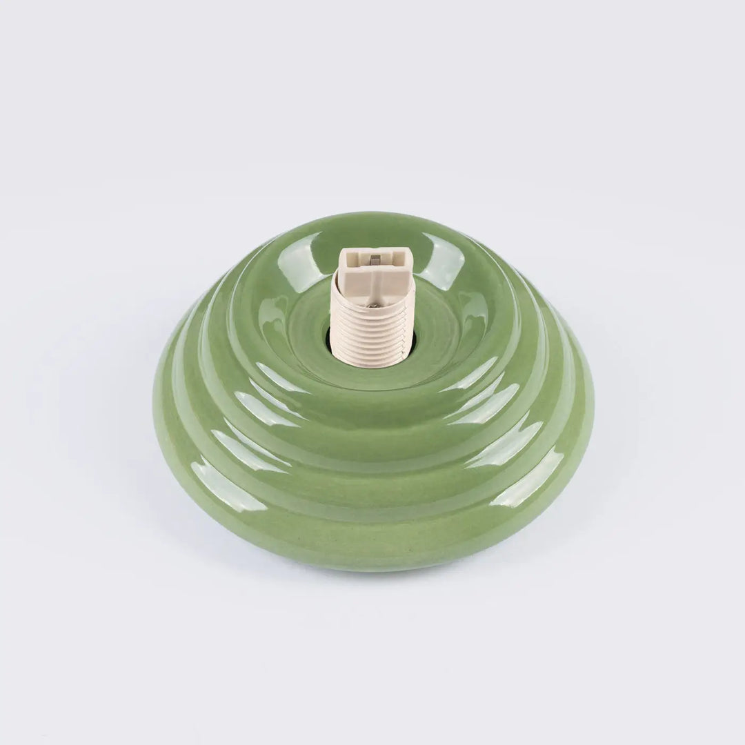 Plafonnier zori vert en céramique olive avec base rainurée et douille beige pour une belle décoration aux qualités esthétiques