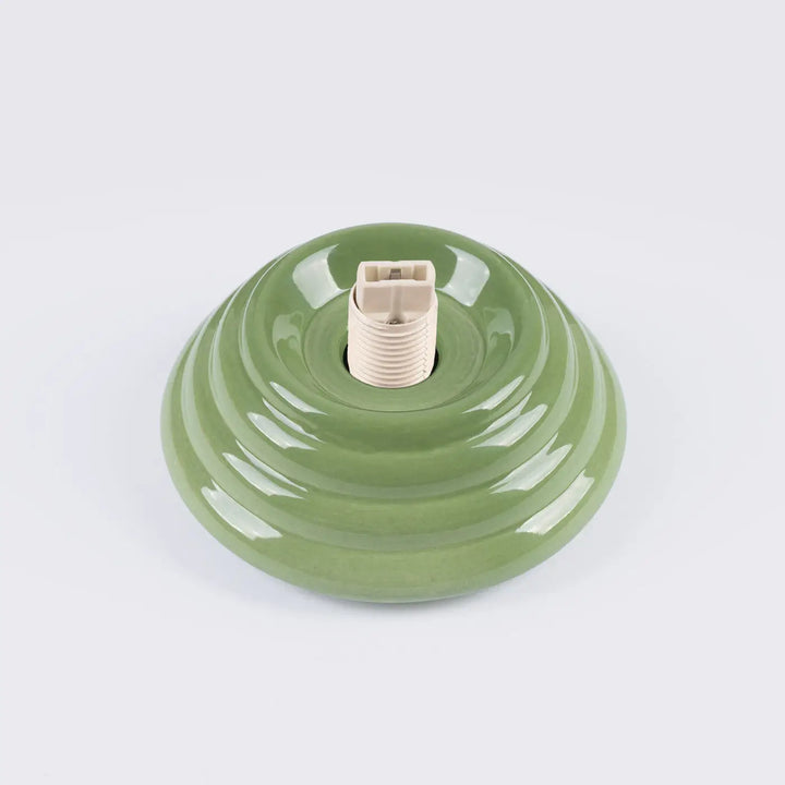 Plafonnier zori vert en céramique olive avec base rainurée et douille beige pour une belle décoration aux qualités esthétiques