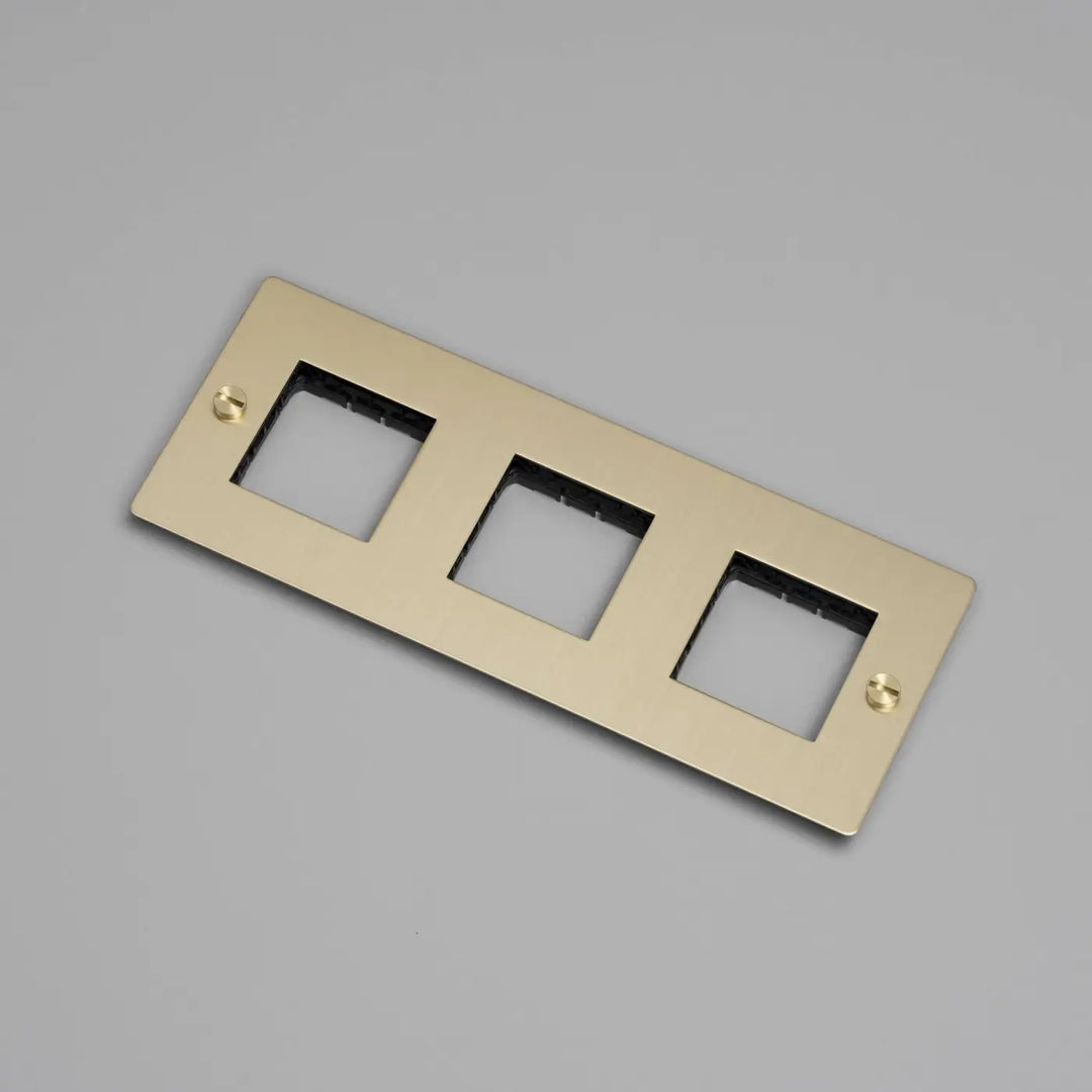 Plaque de finition Wall Plate 3 postes horizontale sans inserts, finition laiton #couleur_dor