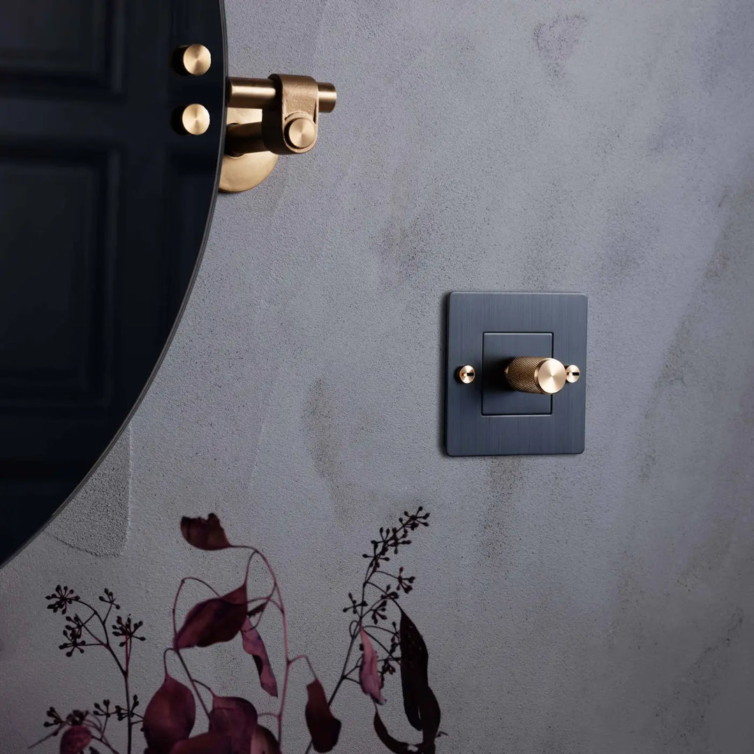 Plaque de finition Wall Plate 1 poste sans logo dans un intérieur #couleur_gris