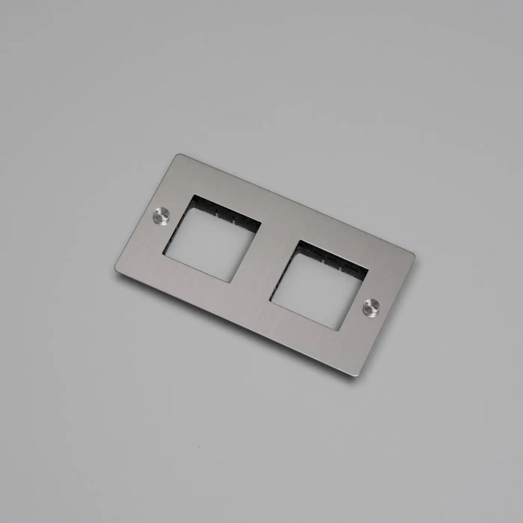 Plaque de finition Wall Plate 2 postes horizontale sans inserts, finition acier #couleur_argent