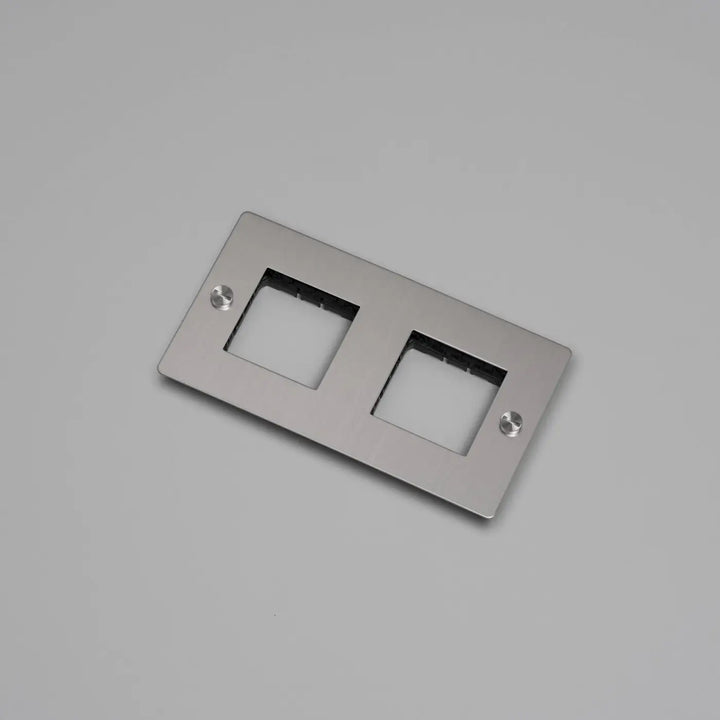 Plaque de finition Wall Plate 2 postes horizontale sans inserts, finition acier #couleur_argent