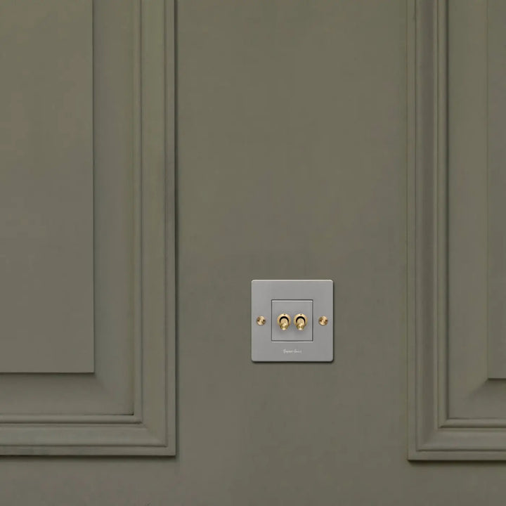 Plaque de finition Wall Plate avec logo vue de face #couleur_argent