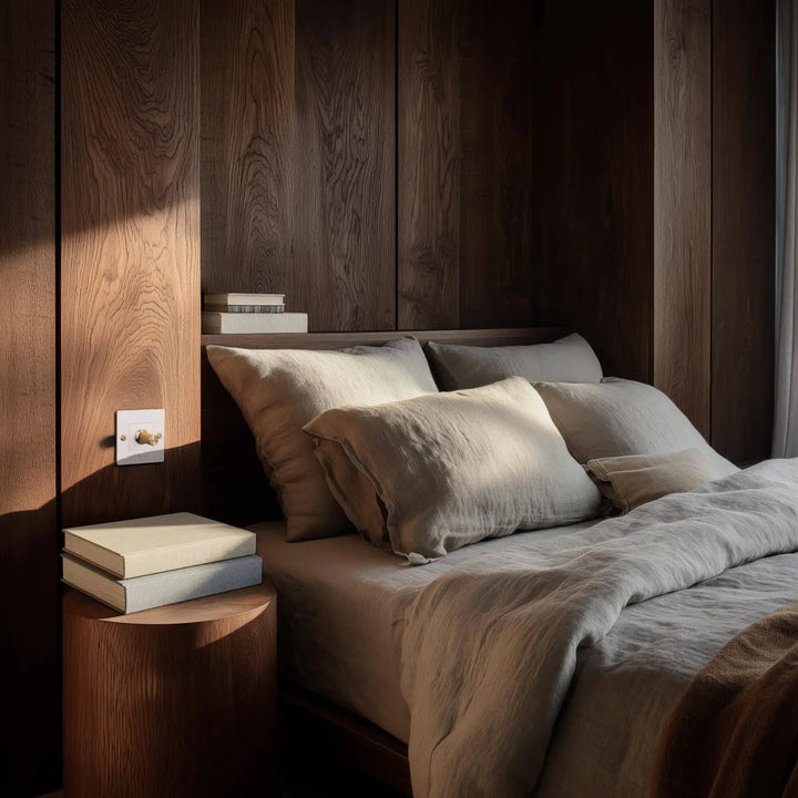 Plaque de finition Wall Plate blanche avec logo dans une chambre #couleur_blanc