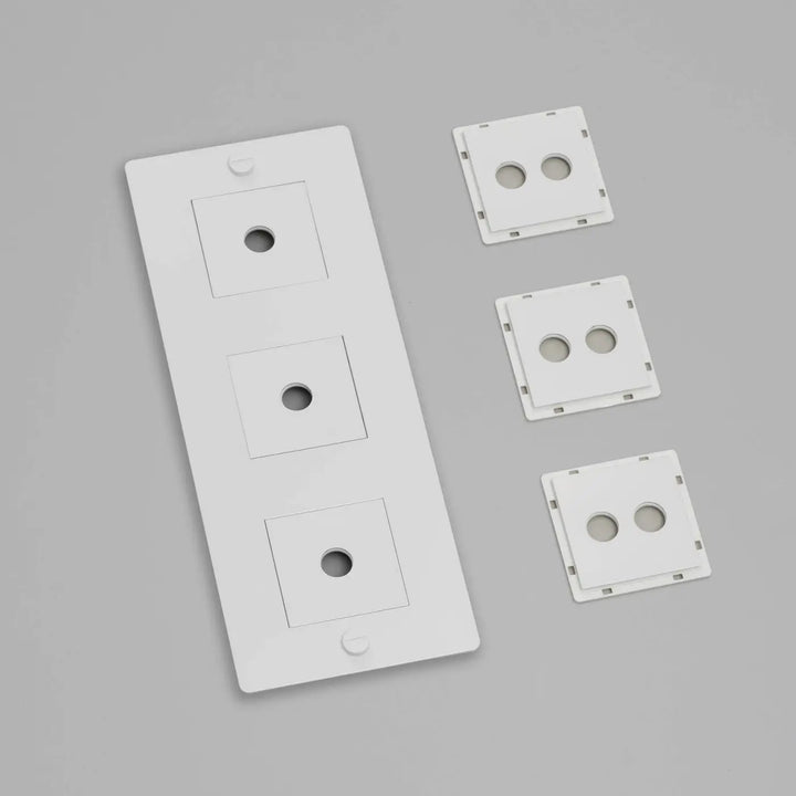 Plaque de finition Wall Plate 3 postes verticale avec inserts, finition blanche #couleur_blanc