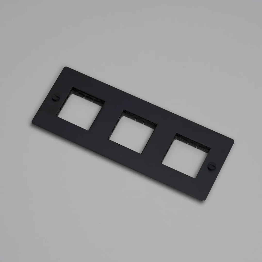 Plaque de finition Wall Plate 3 postes horizontale sans inserts, finition noire #couleur_noir