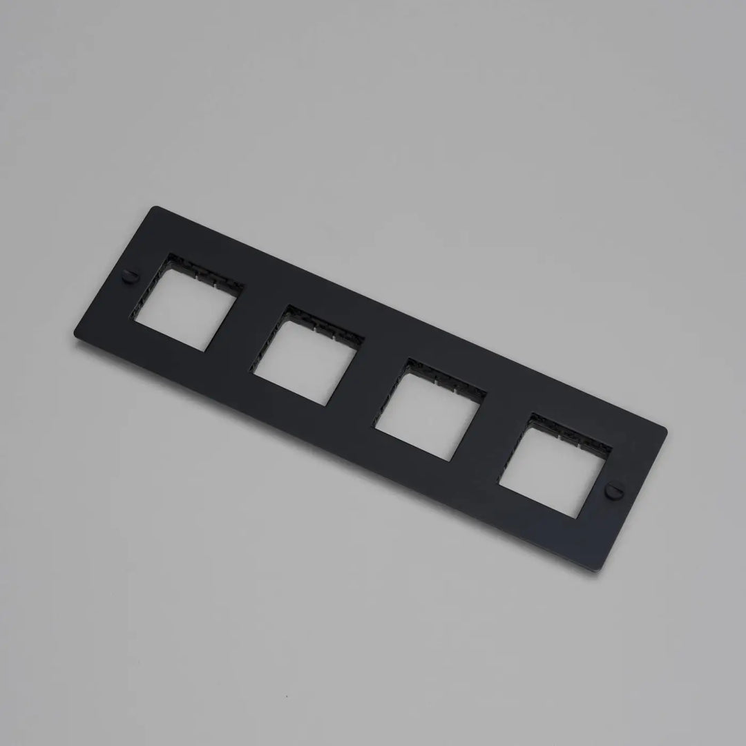 Plaque de finition Wall Plate 4 postes horizontale sans inserts, finition noire #couleur_noir