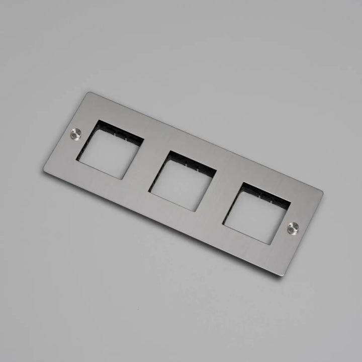 Plaque de finition Wall Plate 3 postes horizontale sans inserts, finition acier #couleur_argent