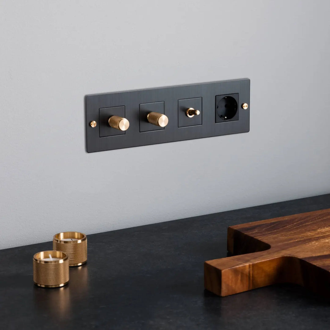 Plaque de finition Wall Plate 4 postes dans un intérieur #couleur_gris