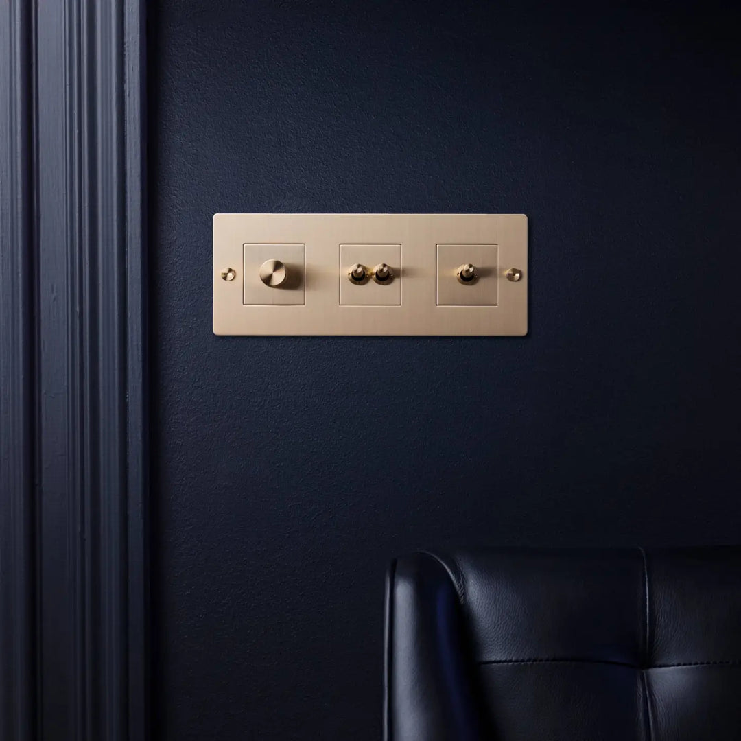 Plaque de finition Wall Plate 3 postes horizontale #couleur_dor
