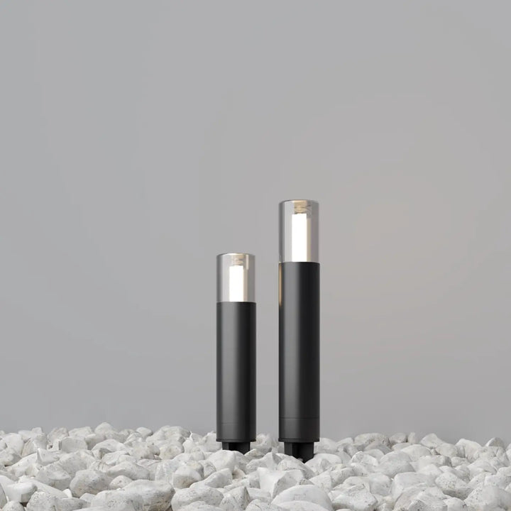 Borne extérieur glide potelet avec deux luminaires en cylindre fin en acier noir à tête chromée pour potelet extérieur