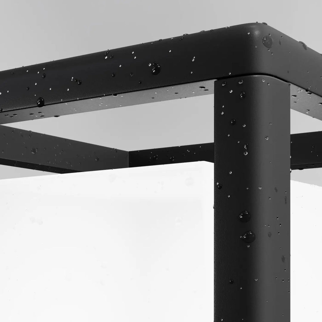 Borne extérieur trim potelet en acier noir avec cadre ajouré moderne au bord d’une terrasse avec gouttes d’eau