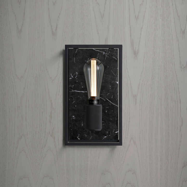 Applique murale Caged Medium en marbre noir et cage en métal noir mat #couleur_noir