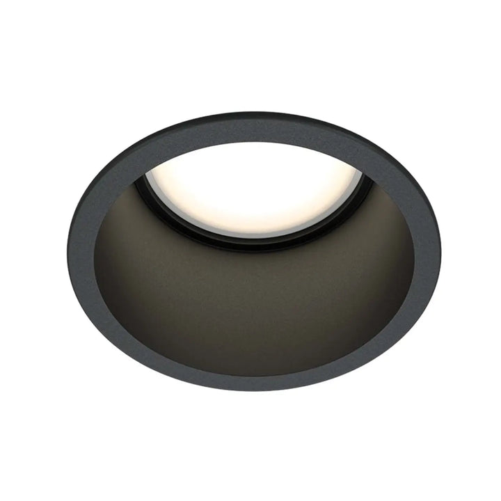 Spot encastré rond en aluminium noir mat avec collerette fine et centre éclairé blanc doux style art déco