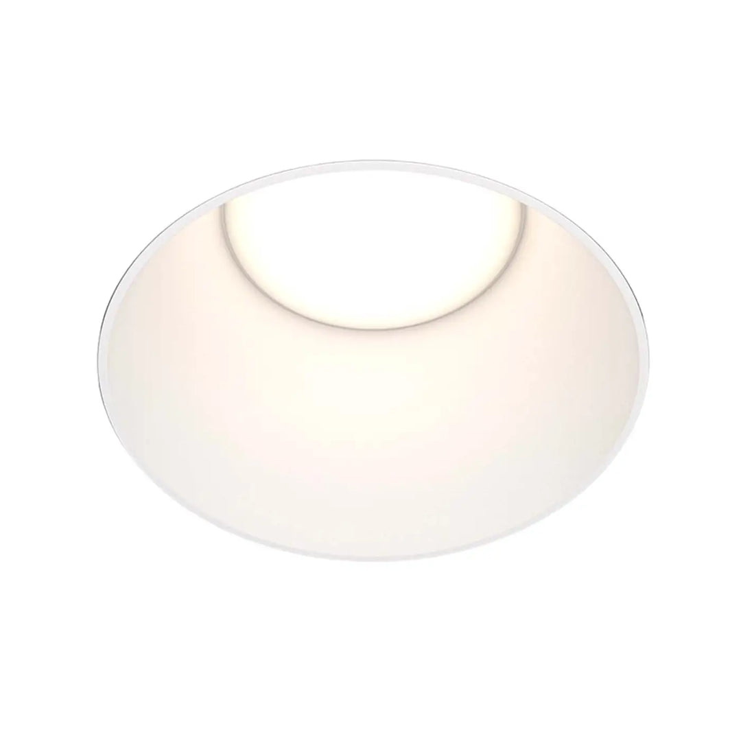 Spot encastré rond share en acier blanc avec collerette visible et design moderne style art déco