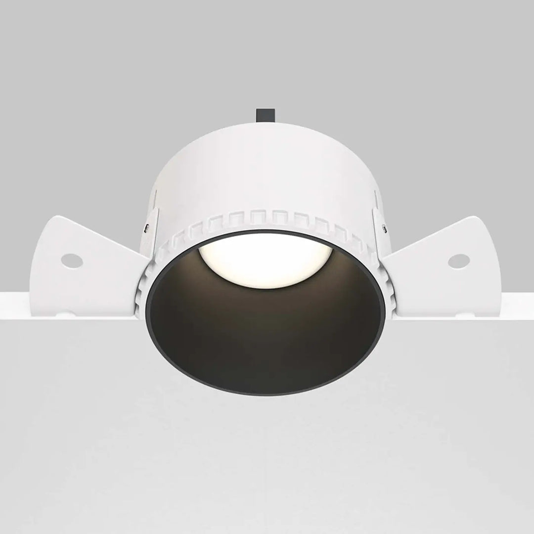Spot encastré rond en acier style art déco blanc avec intérieur noir et bras de fixation ajustables sans collerette visible