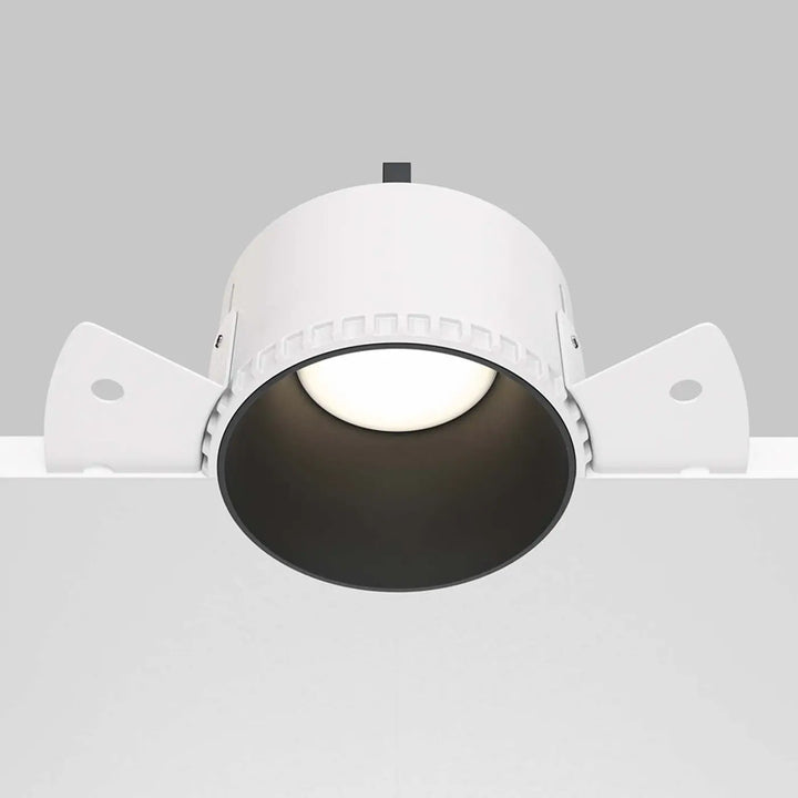 Spot encastré rond en acier style art déco blanc avec intérieur noir et bras de fixation ajustables sans collerette visible