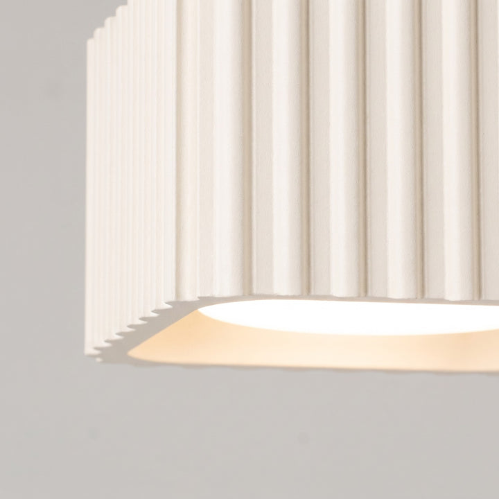 Plafonnier Riff beige carré en aluminium, détail des cannelures