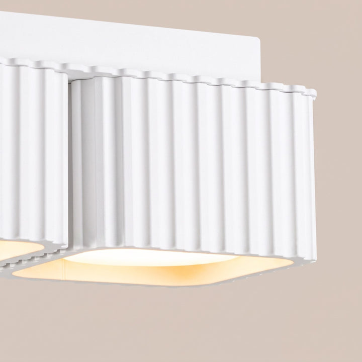 Plafonnier Riff blanc carré en aluminium, détail des cannelures