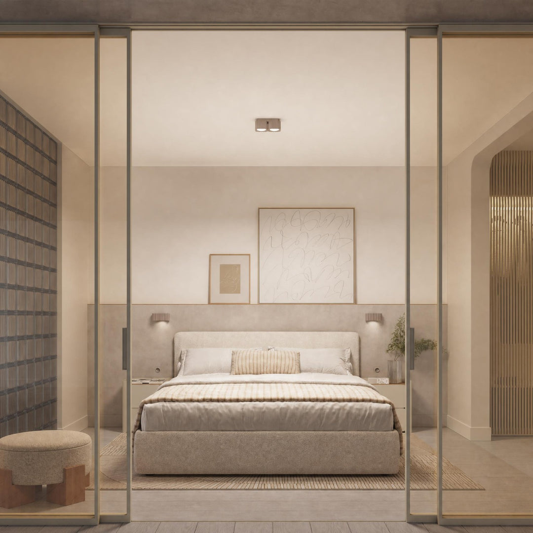 Plafonnier Riff taupe carré en aluminium au plafond d'une chambre