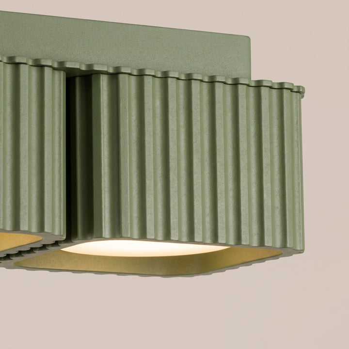 Plafonnier Riff vert olive carré en aluminium, détail des cannelures