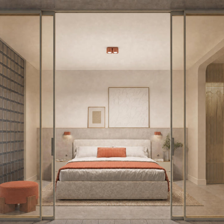 Plafonnier Riff ocre rouge carré en aluminium au plafond d'une chambre