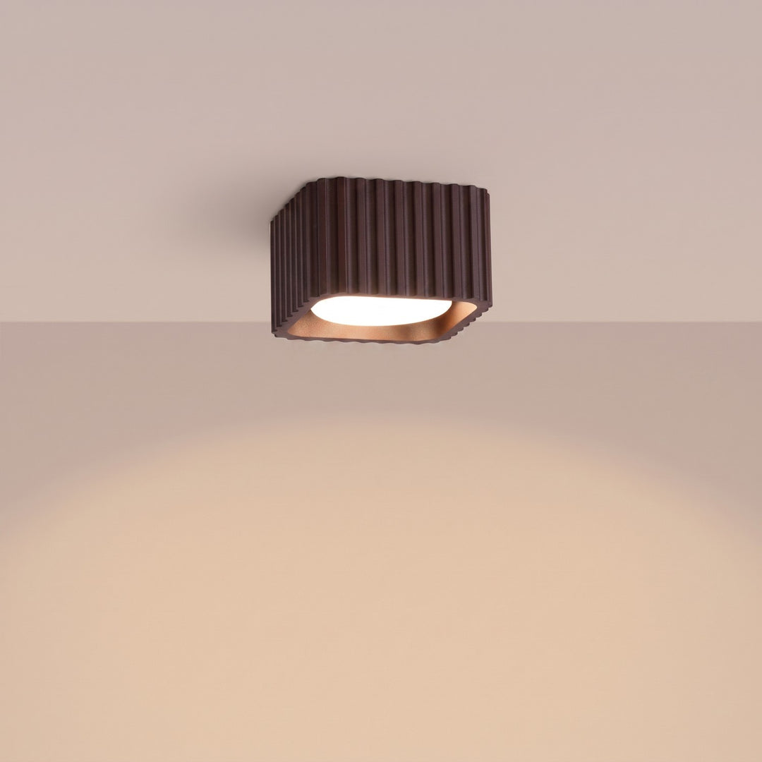 Plafonnier Riff marron carré en aluminium, allumé