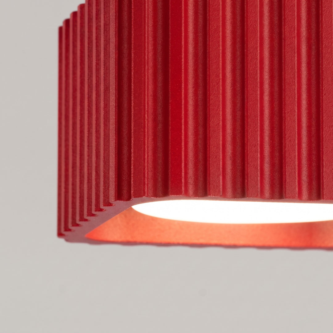 Plafonnier Riff rouge carré en aluminium, détail des cannelures