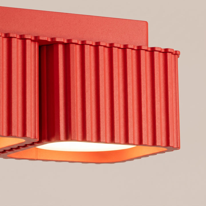 Plafonnier Riff rouge carré en aluminium, détail des cannelures