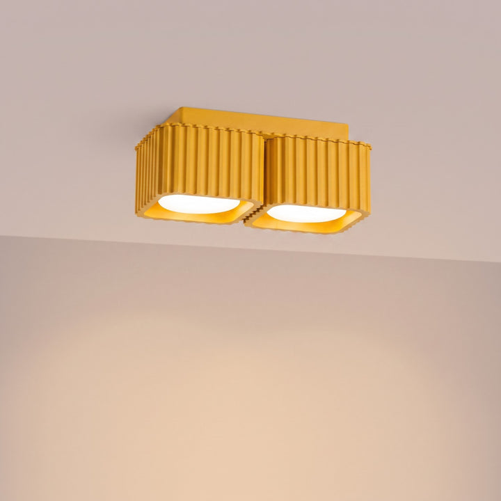 Plafonnier Riff jaune carré en aluminium, allumé