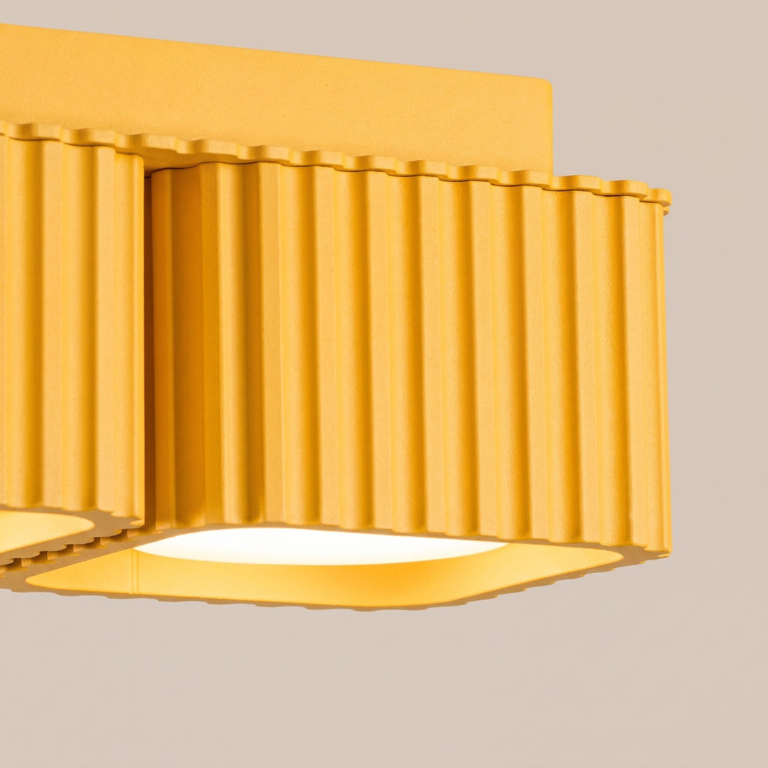 Plafonnier Riff jaune carré en aluminium, détail des cannelures